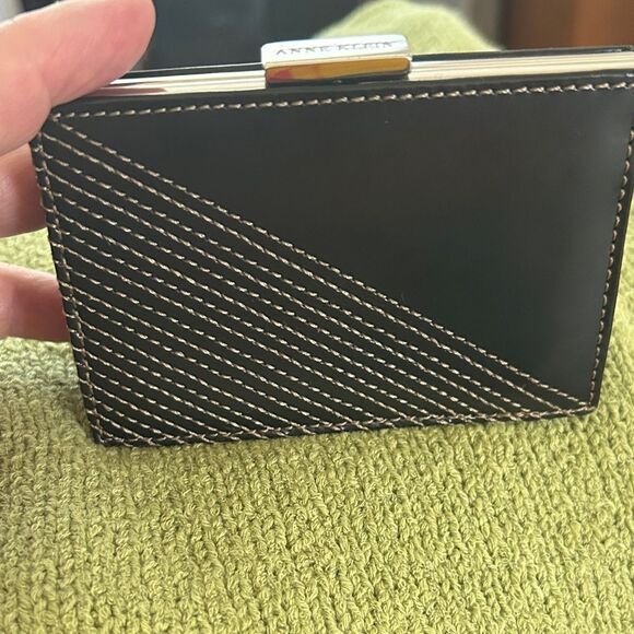 Vintage New Classic and timeless  lAnne Klein Black brown Leather coin case - Picture 2 of 6